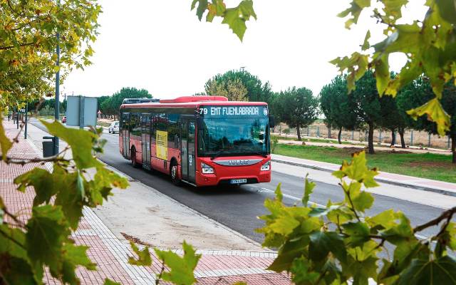 Un autobús de la línea 79 de la EMT de Fuenlabrada circulando por la carretera