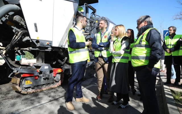 El consejero de Presidencia, Justicia y Administración Local, Miguel Ángel García Martín, y la alcaldesa de Alcobendas, Rocío García Martín, en la presentación de la segunda fase del plan de asfaltado del municipio