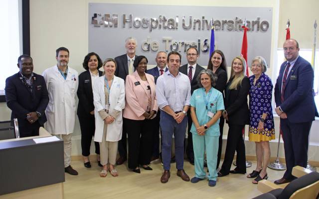 El Hospital Universitario de Torrejón presenta su modelo de Salud Responsable a una delegación universitaria americana