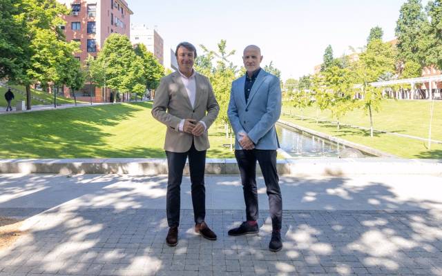 El alcalde de Tres Cantos, Jesús Moreno, y el concejal de Salud, Mario Arancón, durante la presentación de la Semana de la Salud de Tres Cantos