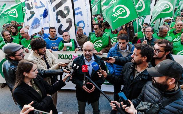 El presidente de la Central Sindical Independiente y de Funcionarios (CSFI), Miguel Borra, durante la concentración frente al Ministerio de Hacienda para pedir la mejora de condiciones laborales al conjunto de los empleados públicos y en defensa de Muface