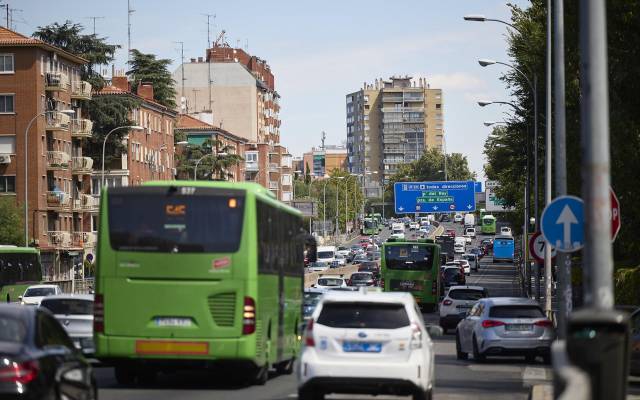 Decenas de coches en la A-5