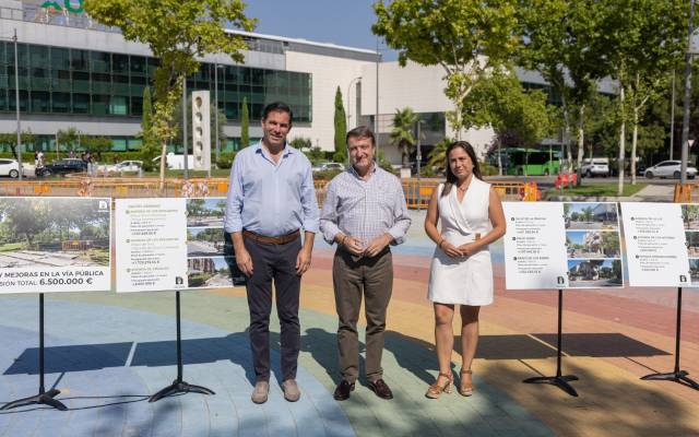 El alcalde, Jesús Moreno, acompañado por el primer teniente de alcalde, Javier Juárez, y la concejal de Desarrollo Urbano, Obras y Movilidad, María del Mar Sánchez, presenta las actuaciones previstas en la nueva fase del Salón Urbano