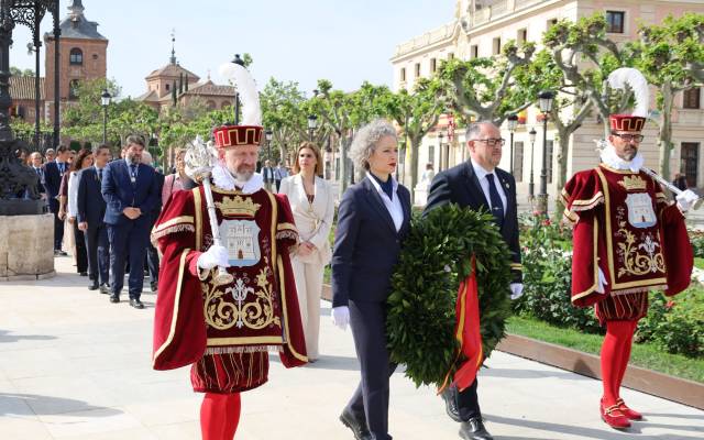 Momento de la procesión cívica hasta la estatua de Miguel de Cervantes