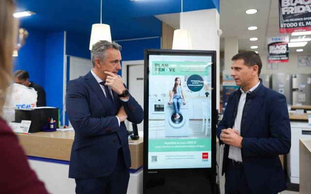 El consejero de Medio Ambiente, Agricultura e Interior de la región, Carlos Novillo, presenta las ayudas del nuevo Plan Renove de Electrodomésticos