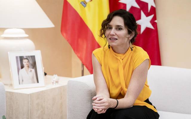 La presidenta de la Comunidad de Madrid, Isabel Díaz Ayuso, durante una reunión con la directora general de la Fundación Secretariado Gitano