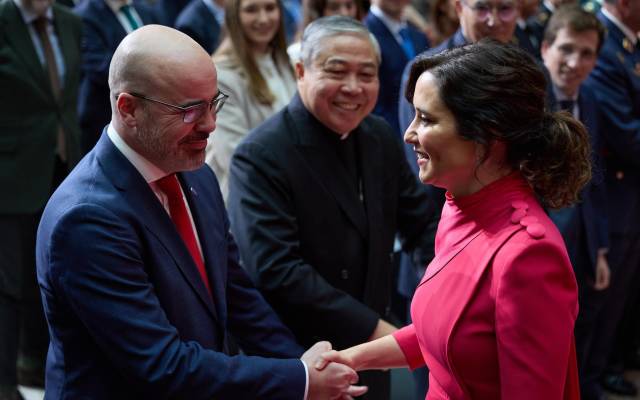 La presidenta de la Comunidad de Madrid, Isabel Díaz Ayuso saluda al delegado del Gobierno en la Comunidad de Madrid, Francisco Martín, a su llegada a los actos conmemorativos del 45º aniversario de la Constitución Española