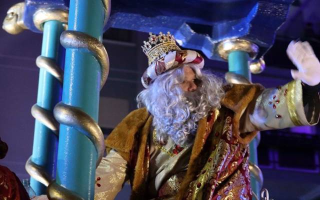 El Rey Melchor desde su carroza en la Cabalgata