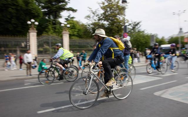 Varias personas en bicicleta participan en una bicifestación en Cibeles, a 21 de mayo de 2023