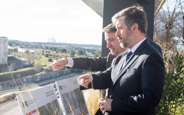 El consejero de Presidencia, Justicia y Administración Local, Miguel Ángel García Martín, junto al alcalde de Tres Cantos, Jesús Moreno, conoce el proyecto de remodelación de la Avenida de España