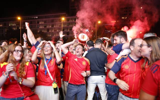 El alcalde, José Luis Martínez-Almeida, viendo la final del Mundial desde Colón en las pantallas instaladas por el Consistorio junto a los aficionados
