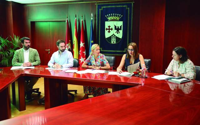 Rocío García, alcaldesa de Alcobendas, junto a algunos de los concejales de su gobierno