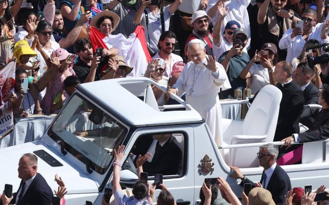 El Papa León XIV saluda desde el papamovil