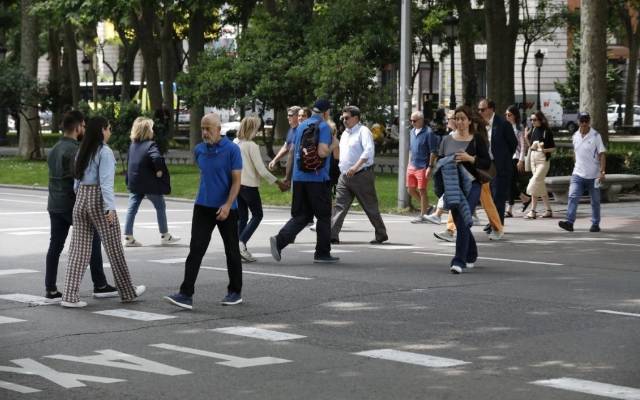 Personas cruzando por el Paseo del Prado
