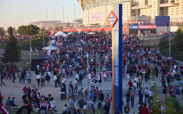 Decenas de aficionados en las inmediaciones del Estadio Cívitas Metropolitano