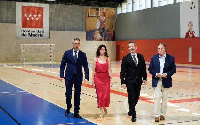 La presidenta de la Comunidad de Madrid, Isabel Díaz Ayuso, acompañada de los consejeros de Medio Ambiente, Agricultura e Interior, Carlos Novillo, y de Cultura, Turismo y Deporte, Mariano De Paco Serrano, presenta el proyecto Milla Canal