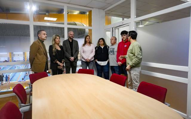 El alcalde, Manuel Bautista, visita las nuevas instalaciones de la piscina municipal Las Cumbres para conocer de primera mano el resultado de la actuación