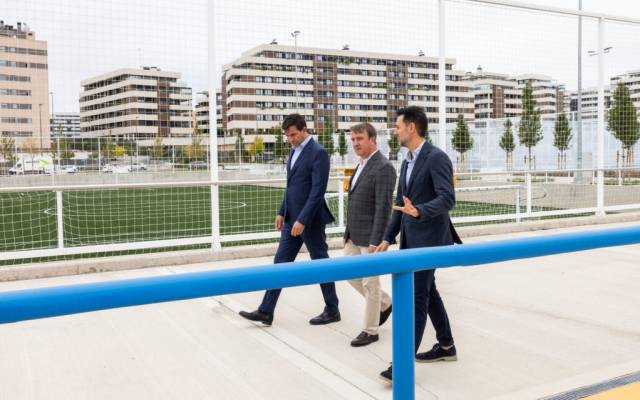 El concejal de Presidencia, Javier Juárez, el alcalde, Jesús Moreno, y el concejal de Deportes, Eduardo Lorca visitan las nuevas instalaciones del Centro Deportivo Parque Norte