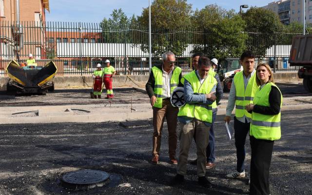 La alcaldesa, Judith Piquet, acompañada del concejal de Obras, Antonio Saldaña, visita los trabajos del nuevo aparcamiento publico