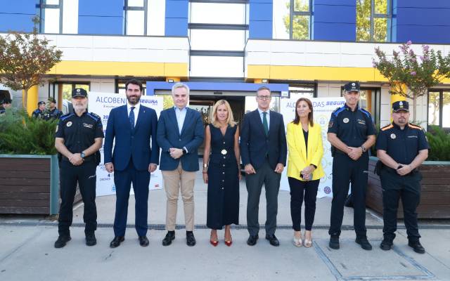 La alcaldesa, Rocío García Alcántara, junto al secretario general del PP de Madrid, Alfonso Serrano, y otras autoridades frente a la Base Norte de Policía Local tras conocer el nuevo plan de seguridad del municipio