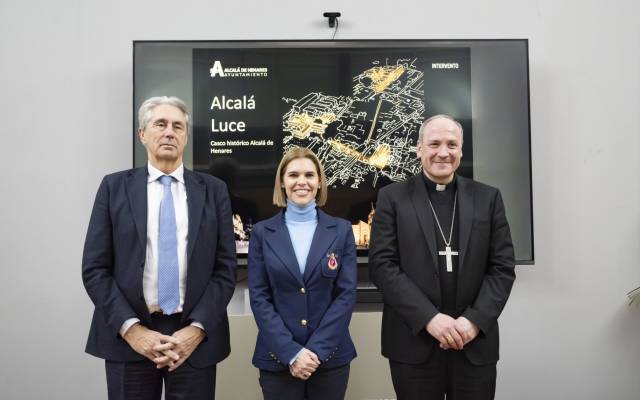 La alcaldesa, Judith Piquet, junto al rector de la Universidad de Alcalá, José Vicente Saz, y el obispo de la Diócesis de Alcalá, Antonio Prieto, en la presentación de ‘Alcalá Luce’ en el 27º aniversario de la declaración de la ciudad como Patrimonio de la Humanidad por la Unesco
