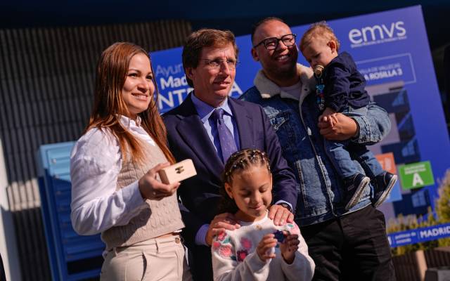 El alcalde haciendo entrega de las llaves a una familia