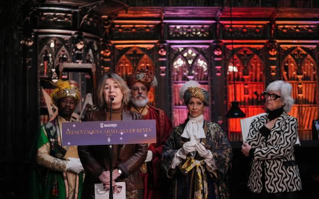 Marta Rivera de la Cruz con los emisarios reales en la presentación de la cabalgata de Reyes Magos de Madrid de 2026 en la biblioteca del Senado