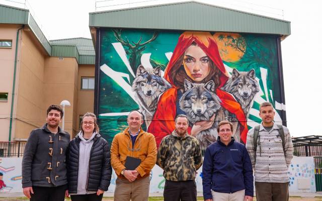 El alcalde de Madrid, José Luis Martínez-Almeida, y el concejal-presidente del distrito, Nacho Pezuela, posan con varios artistas de ‘Muraltalaz’ delante del mural Wolves family, de Asen Navarro