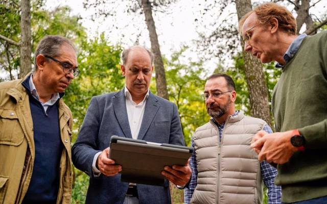 El consejero de Digitalización, Miguel López-Valverde, visita Colmenar junto al alcalde de la localidad, Carlos Blázquez