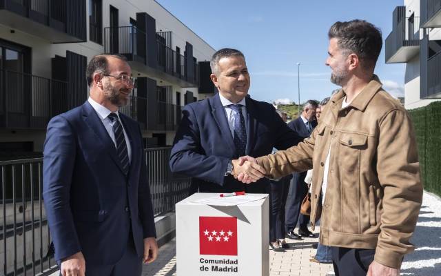 El consejero de Vivienda, Transportes e Infraestructuras, Jorge Rodrigo, junto al alcalde de Colmenar Viejo, Carlos Blázquez, entrega las llaves de una nueva promoción de 81 viviendas del Plan Vive de alquiler asequible