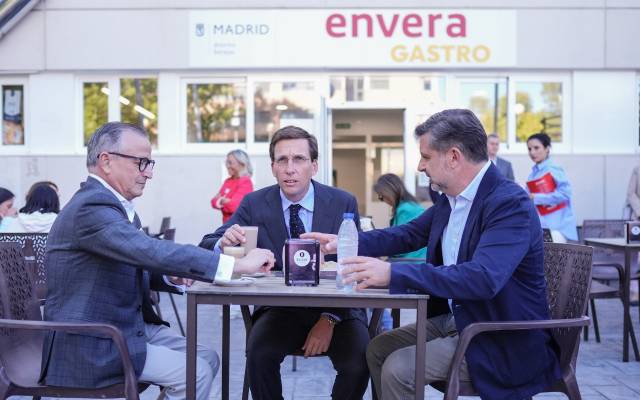 El alcalde de Madrid, José Luis Martínez-Almeida, visita la primera cafetería municipal gestionada por personas con discapacidad intelectual, ubicada en el Centro Cultural Gloria Fuertes, en el distrito de Barajas