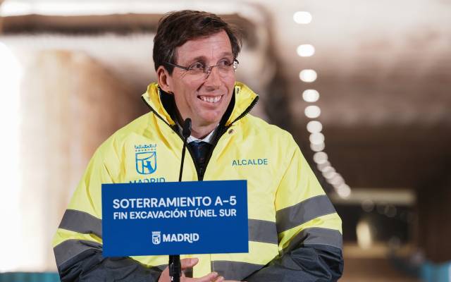 El alcalde de Madrid, José Luis Martínez-Almeida, informa sobre el avance del soterramiento de la A-5 durante una visita a las obras
