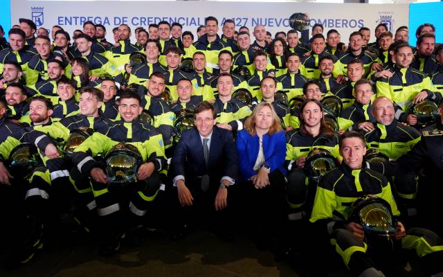 El alcalde de Madrid, José Luis Martínez-Almeida, acompañado de la vicealcaldesa y delegada de Seguridad y Emergencias, Inma Sanz, preside el nombramiento de esta nueva promoción