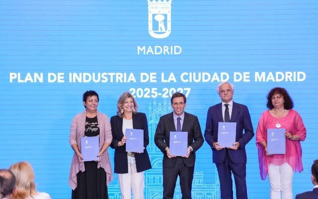 El alcalde de Madrid, José Luis Martínez-Almeida, en el acto de firma del acuerdo sobre el ‘Plan de Industria de la Ciudad de Madrid 2025-2027’, celebrado en el palacio de Cibeles