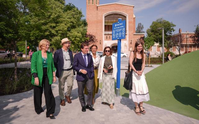 El alcalde, José Luis Martínez-Almeida, acompañado por la delegada de Obras y Equipamientos, Paloma García Romero, y la concejala de San Blas-Canillejas, Almudena Maíllo, visita la recién remodelada plaza de Ciudad Pegaso