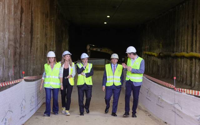 El alcalde de Madrid, José Luis Martínez-Almeida, el delegado de Urbanismo, Medio Ambiente y Movilidad, Borja Carabante, y el concejal de Latina, Alberto González, durante su visita las obras del Paseo Verde del Suroeste