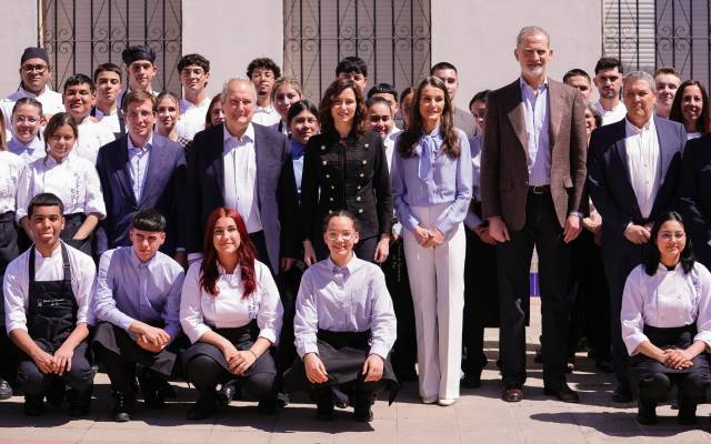Sus Majestades los Reyes acompañados de la presidenta de la Comunidad, Isabel Díaz Ayuso, del alcalde de la capital, José Luis Martínez-Almeida, y de otras autoridades en su visita a la Escuela de Hostelería del Sur por su 25 aniversario