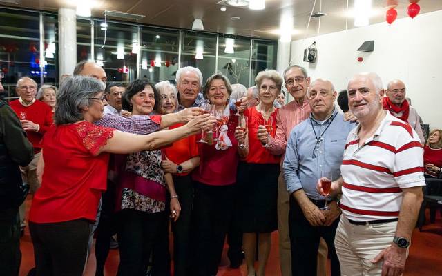 Un grupo de personas brinda en las Jornadas del Mayor