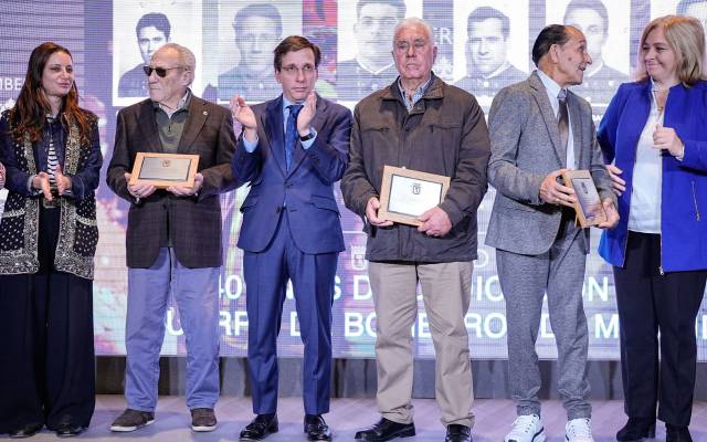 El alcalde de la capital, José Luis Martínez-Almeida, acompañado de la vicealcaldesa y delegada de Seguridad y Emergencias, Inma Sanz, y de la concejala de Retiro, Andrea Levy, homenaje a los bomberos con más de 40 años de servicio en el cuerpo