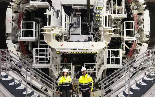 La presidenta regional, Isabel Díaz Ayuso, en el inicio del montaje de la tuneladora Mayrit