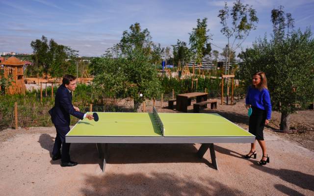 Almeida y Maíllo en equipamiento deportivo del nuevo parque de Benedicto XVI