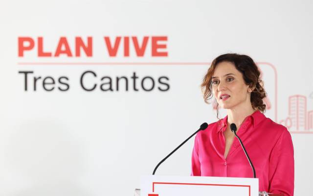 La presidenta de la Comunidad de Madrid, Isabel Díaz Ayuso, interviene durante una visita a una nueva promoción del Plan Vive de alquiler a precio asequible en Tres Cantos