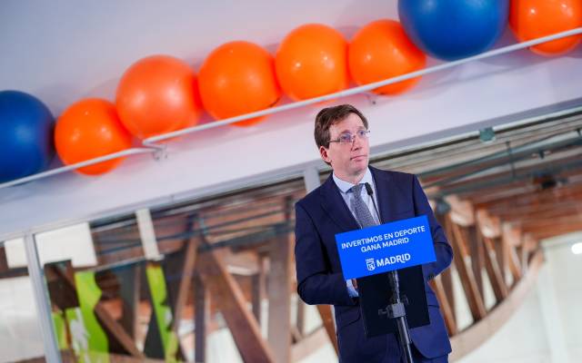 El alcalde, José Luis Martínez-Almeida, hace balance de la inversión del Ayuntamiento en equipamientos deportivos municipales