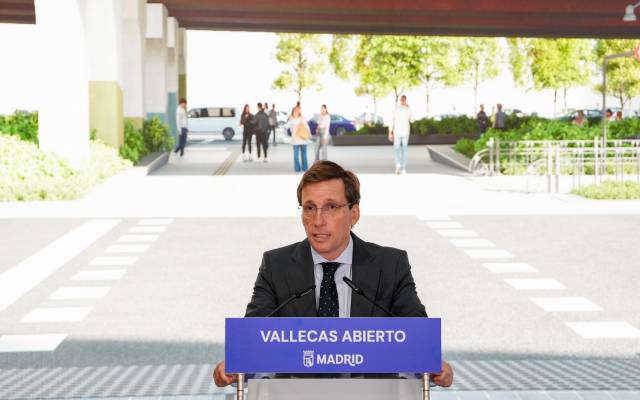 El alcalde, José Luis Martínez-Almeida, presenta el proyecto de transformación del entorno del Puente de Vallecas