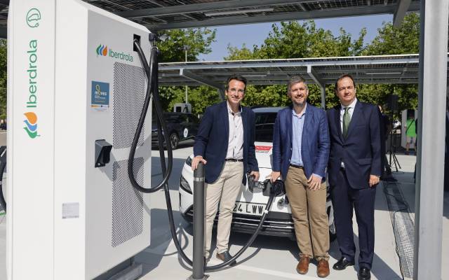 El consejero de Presidencia de la Comunidad de Madrid, Miguel Ángel García Martín, y el alcalde de Leganés, Miguel Ángel Recuenco, inauguran la gran electrolinera de Arroyo Culebro
