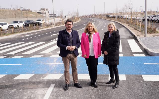 La vicealcaldesa de Madrid, Inma Sanz, acompañada de la delegada de Obras y Equipamientos, Paloma García Romero, y del concejal de Villa de Vallecas, Carlos González, visita los trabajos efectuados en la vía borde de Valdecarros