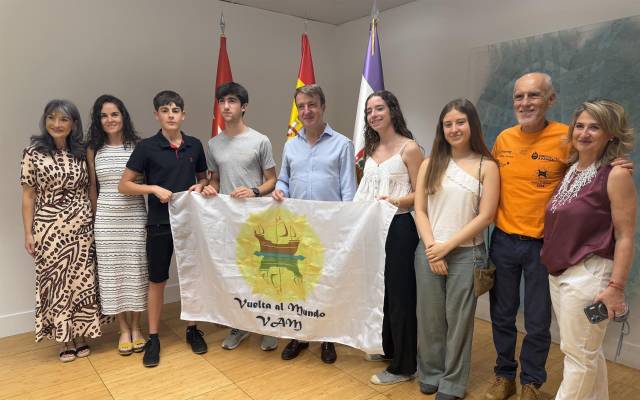 El alcalde de Tres Cantos, Jesús Moreno, junto a los cuatro estudiantes tricantinos que este verano participarán en la Expedición Vuelta al Mundo 2026