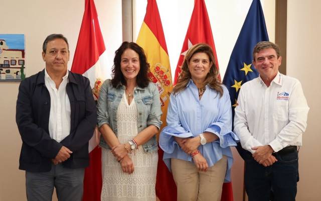 La alcaldesa, Lucía Fernández Alonso, tras la firma de los cinco convenios de colaboración