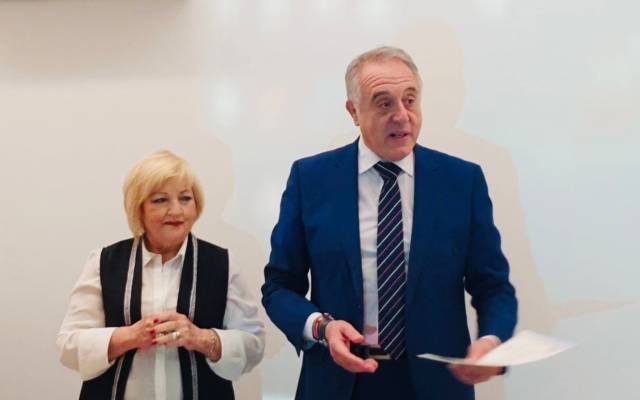 Imagen de archivo de la decana del Colegio Profesional de Criminología de Madrid, Carmen Balfagón, entregando un reconocimiento, en agradecimiento y cariño por su apoyo a la profesión, al entonces director general de la Policía Municipal de Madrid, Pablo Enrique Rodríguez