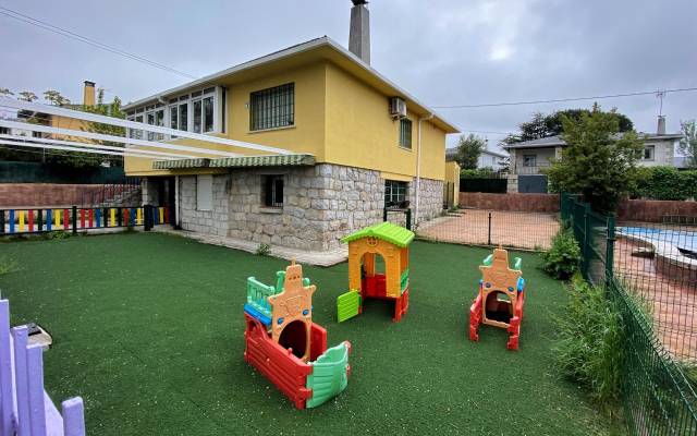 Parque y zonas exteriores pertenecientes a una escuela infantil